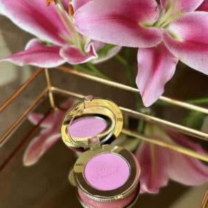 Too Faced -Cloud Crush Blurring Powder Blush clouds - Figura 2